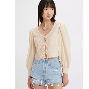 NWT🍀LEVIS FAWN TIE BLOUSE。Model is 5'9" with a 25" waist. wearing a size small.
